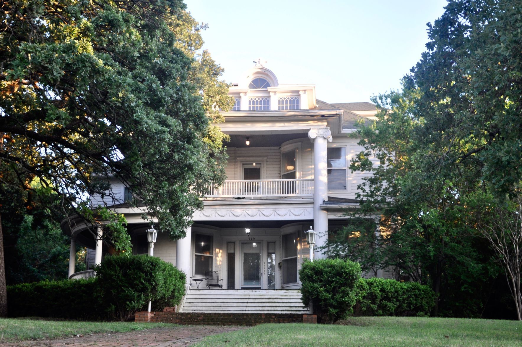 719 Sycamore St.